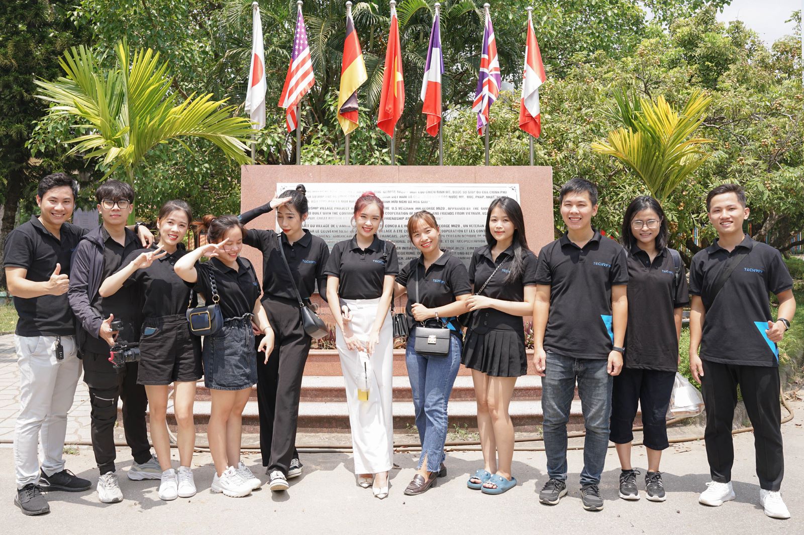 trao-qua-thien-nguyen-2023-techvify