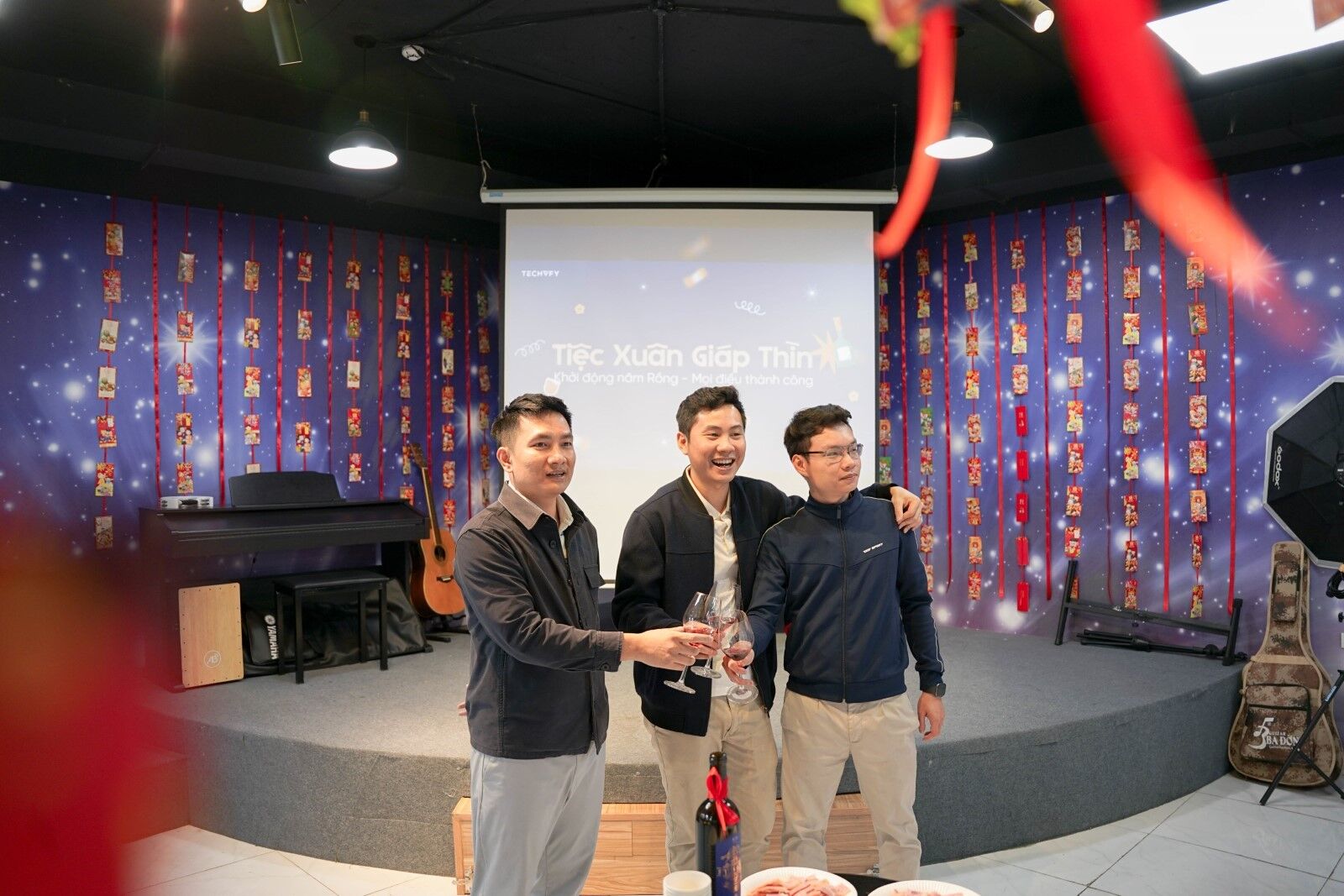 nang-ly-khai-tiec-techvify